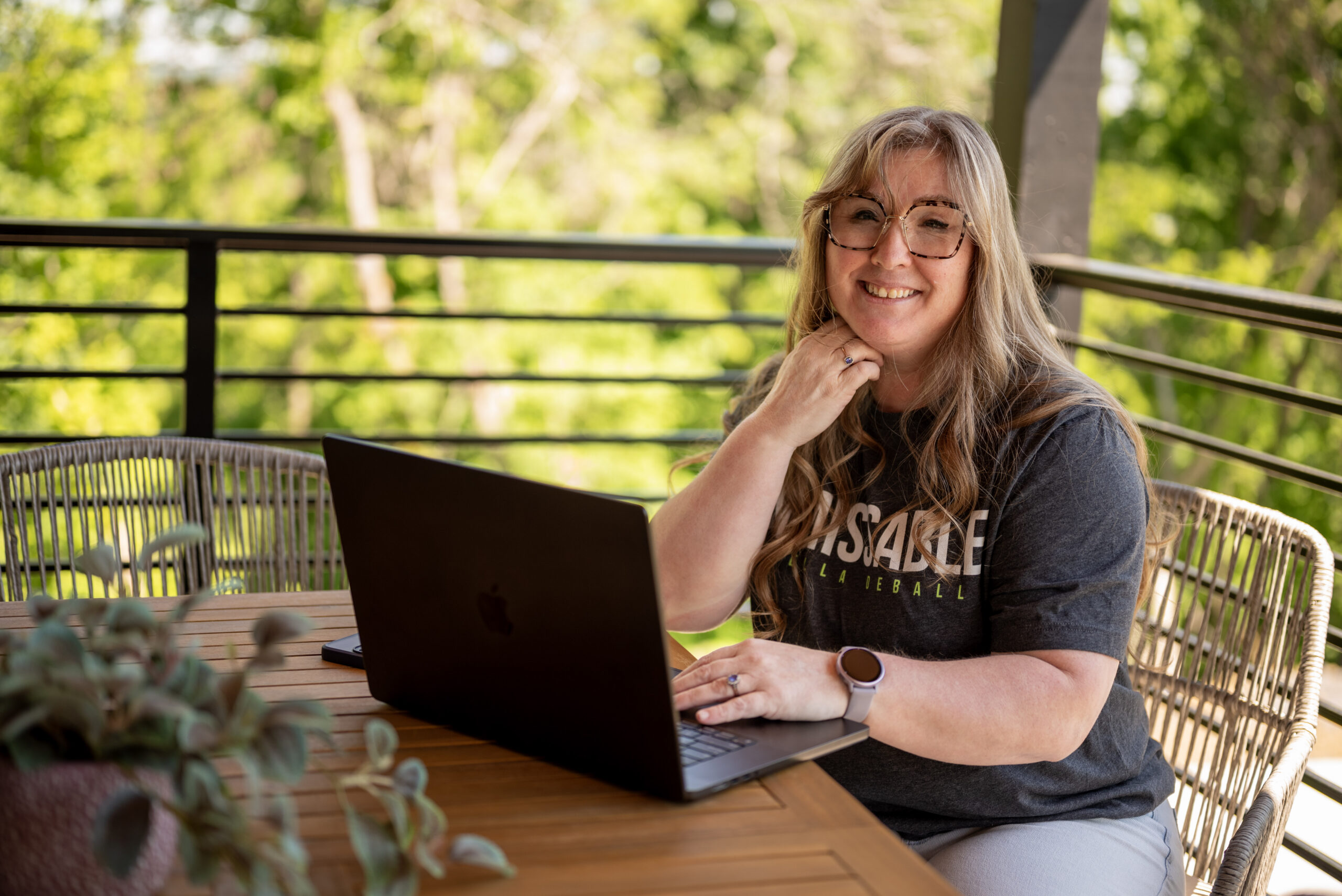Lisa Benson building business coaching programs for women at her laptop